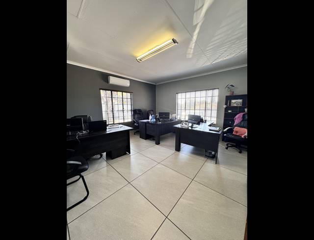 450M² BUSINESS FOR SALE IN DIE HEUWEL EXT 4